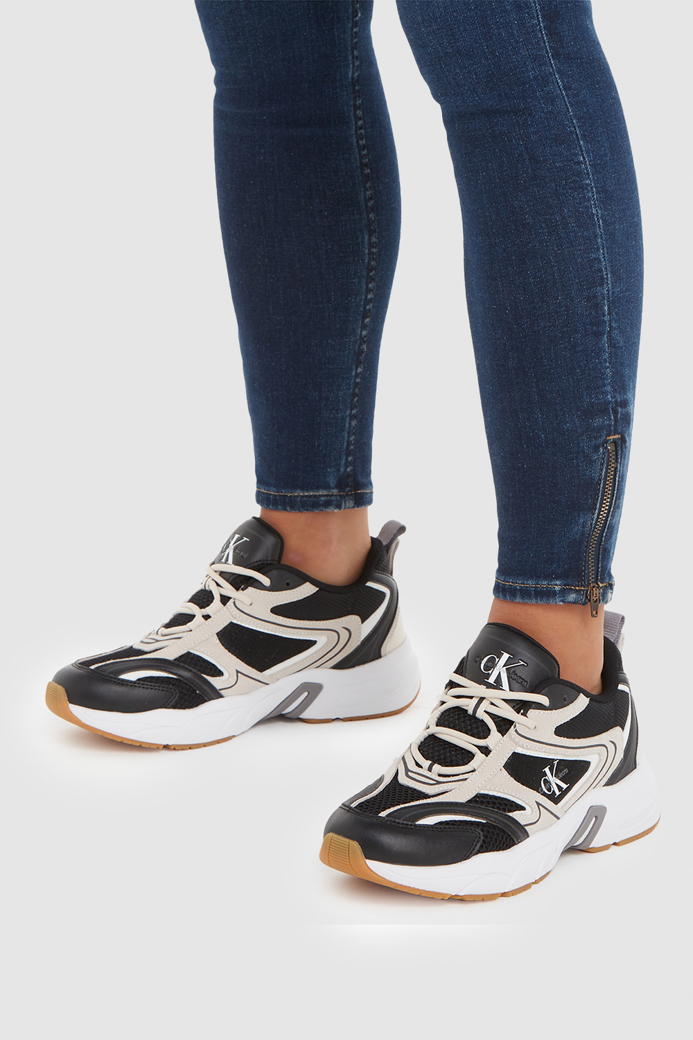 תמונת כל הלוק של נעלי סניקרס